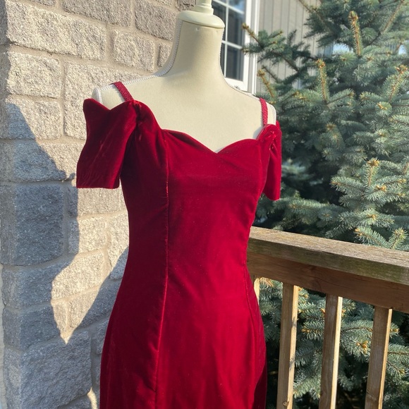 STUNNING 80s red velvet scallop dress - Picture 6 of 7